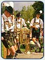 Anregungen aus den Fewo in Seehausen in Oberbayern mit Wellness und Fitness, Ruderboot, Billard, DVD-Player, Stereoanlage, Computer und Internet. Bilder von Strandbad, Seeprozession, Seefesten, Blasmusik und Folklore, Bettelhochzeit, Fischerstechen, von Ballonfahrten, Rafting, Bootsverleih, Skilauf, Langlauf, Sauna, Mikrowelle, Einbauküche, Duschkabine, Badewanne.