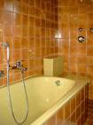Bad mit Wanne und Duschkabine