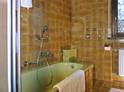 Bad mit Wanne und Duschkabine
