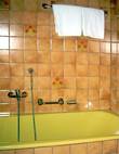 Bad mit Wanne und Duschkabine