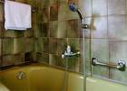 Bad mit Wanne und Duschkabine